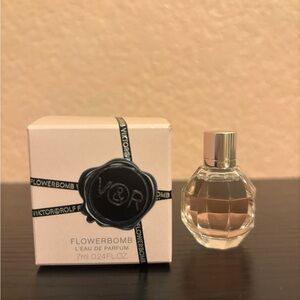 Viktor & Rolf Flowerbomb mini nwt TRAVEL SIZE